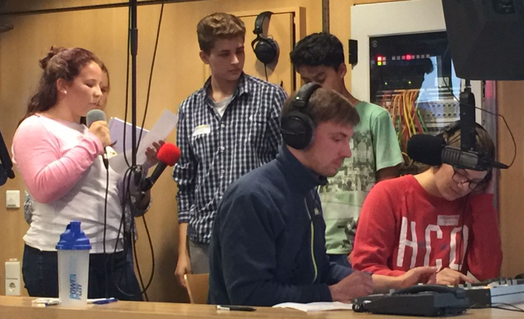 Sekunden bis zur Sendung: Wie Schüler Radio lernen
